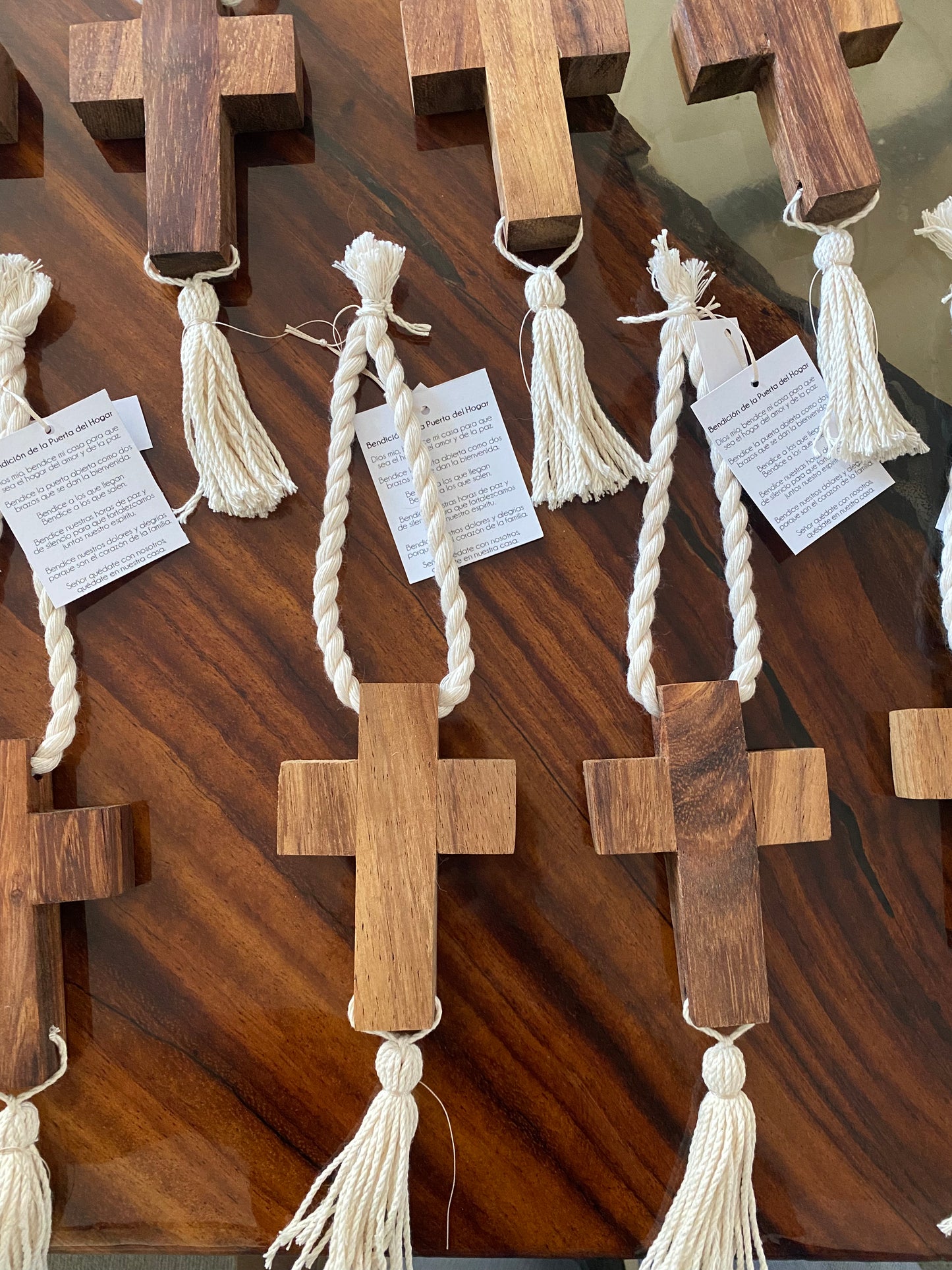 Cruz de madera, bendición para puerta.